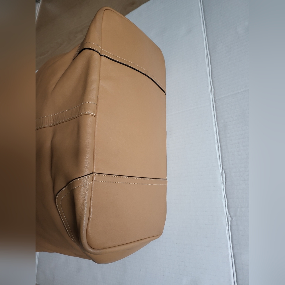 Coach Hadley Duffle Bag . - Picture 7 of 16
